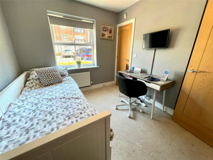 2 Bedroom Flat For Sale In Honington Mews, Farnborough, Hampshire, GU14