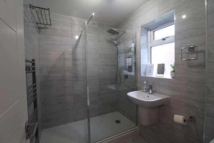 2 Bedroom Maisonette To Rent In Pennine Way, Hayes, UB3