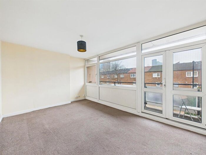 3 Bedroom Maisonette For Sale In Tomlinson Close, Shoreditch, E2