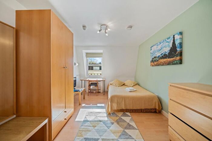 Studio To Rent In Penywern Road, Earls Court, London, SW5