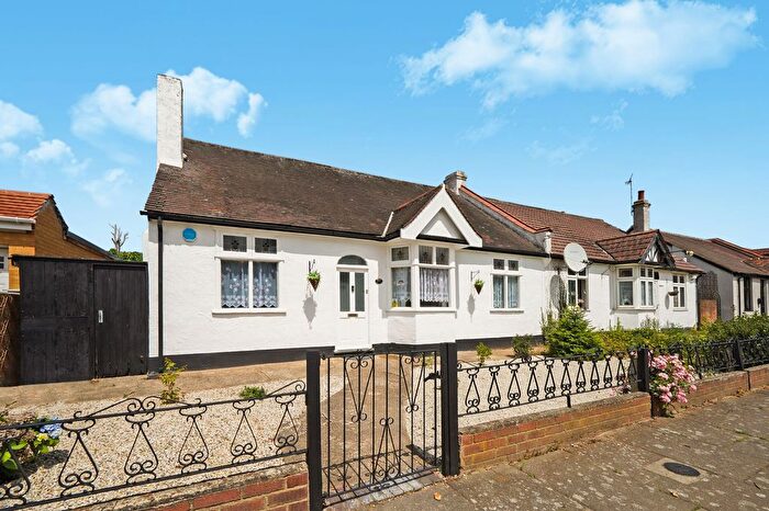 4 Bedroom Bungalow For Sale In Morrab Gardens, Ilford, IG3