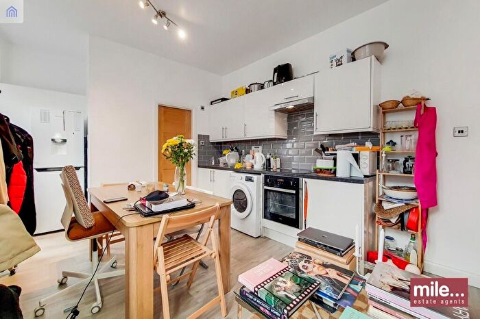 1 Bedroom Apartment To Rent In Golders Green, London, NW11