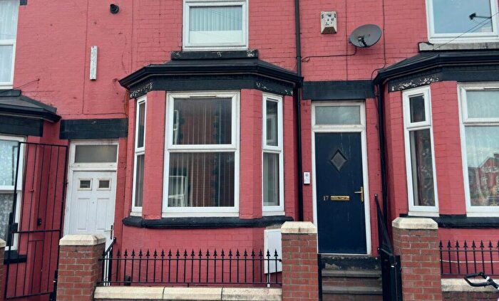 3 Bedroom Apartment To Rent In Flat B, Cross Green Crescent, Leeds, LS9