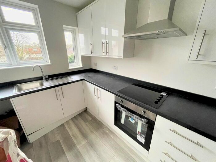 3 Bedroom Flat To Rent In The Broadway, Mill Hill, NW7