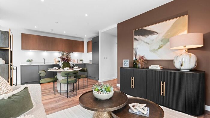 3 Bedroom Flat For Sale In Plumstead Road, London, SE18