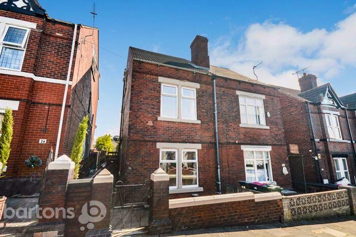 4 Bedroom Semi-Detached House To Rent In Broom Grove, Rotherham, South Yorkshire, S60