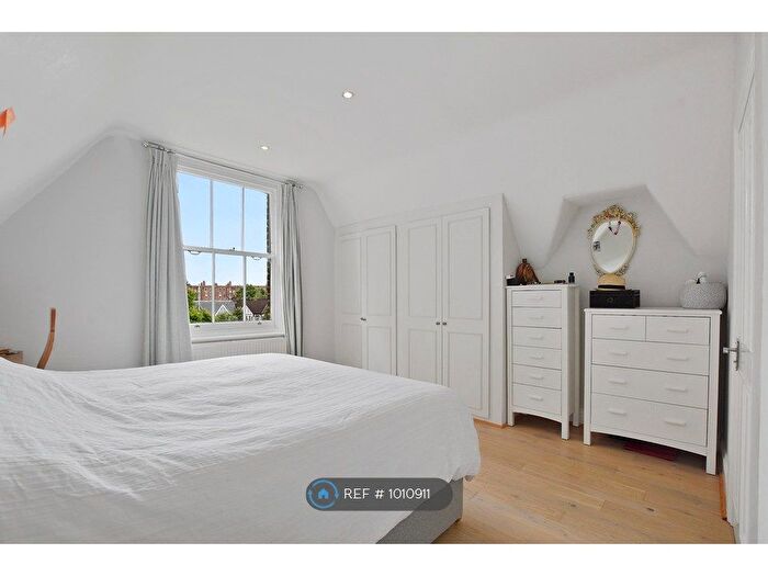 3 Bedroom Flat To Rent In Barrowgate Road, London, W4