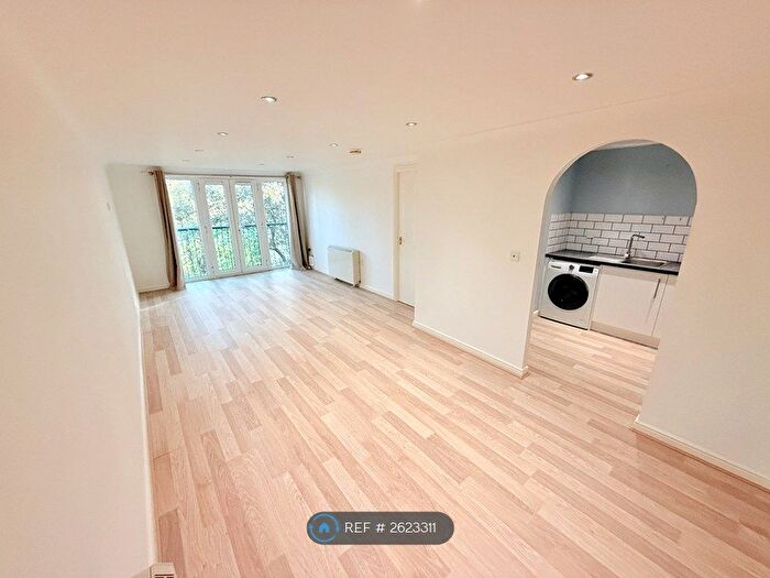 2 Bedroom Flat To Rent In Hill View House, Bristol, BS15