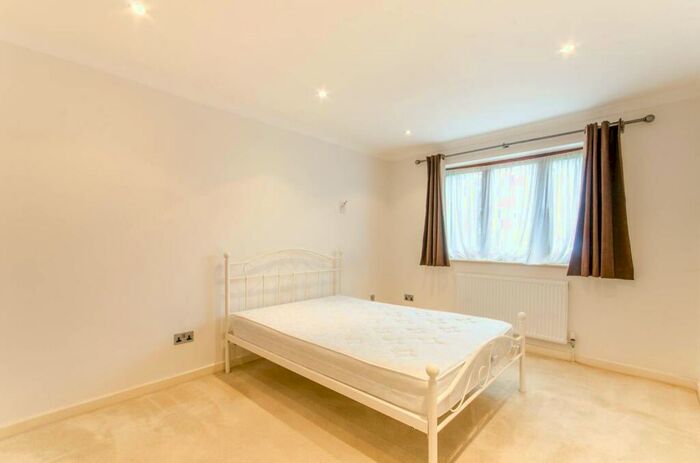 2 Bedroom Flat To Rent In Woodside Grange Road, North Finchley, London, N12