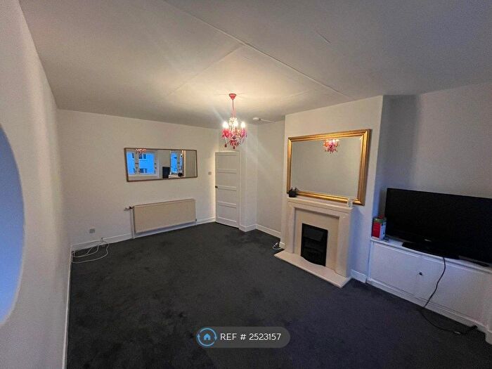 3 Bedroom Flat To Rent In Thornwood Road, Glasgow, G11