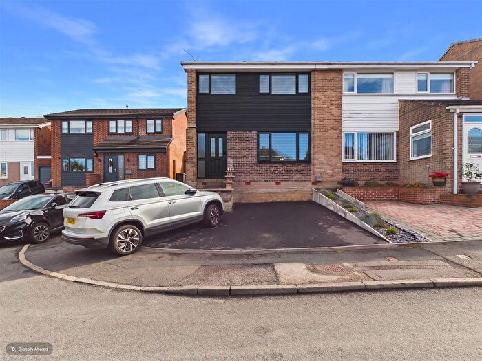 3 Bedroom Property For Sale In Landseer Close, Dronfield, S18