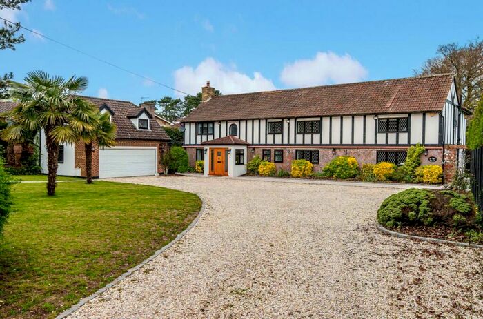 4 Bedroom Detached House To Rent In Garratts Lane, Banstead, SM7