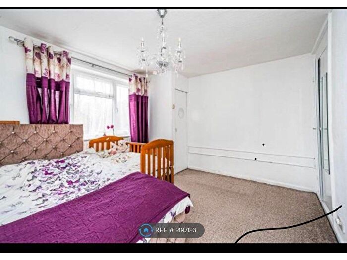 3 Bedroom Flat To Rent In Churchfield Avenue, Tipton, DY4