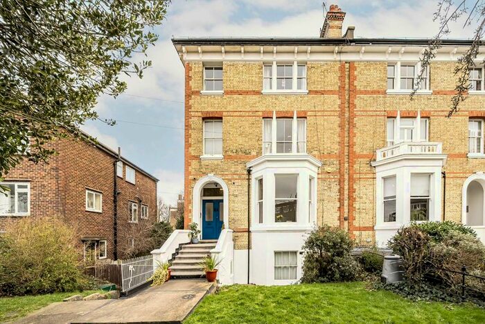 2 Bedroom Flat To Rent In The Barons, St Margarets, Twickenham, TW1