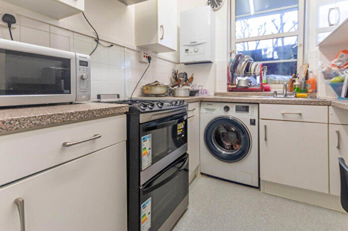 3 Bedroom Apartment To Rent In Kinglake Estate, London, SE17