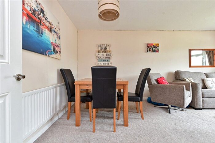 2 Bedroom Maisonette For Sale In Glebe Way, Whitstable, Kent, CT5