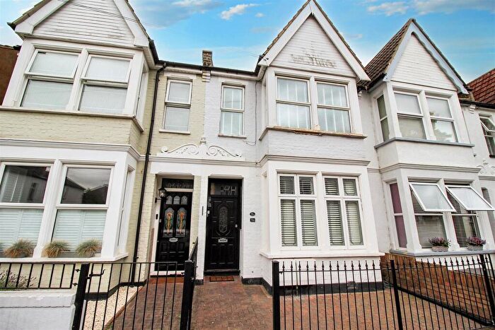 1 Bedroom Apartment For Sale In Pall Mall, Leigh On Sea, Essex, SS9