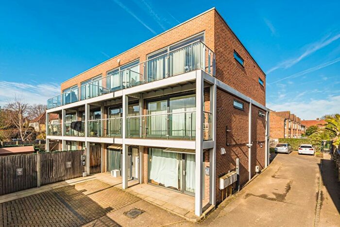 1 Bedroom Flat For Sale In Staines Road, Twickenham, TW2