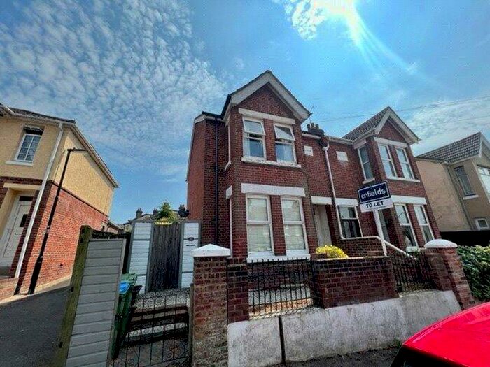 2 Bedroom Maisonette To Rent In Sholing Road, Southampton, Hampshire, SO19