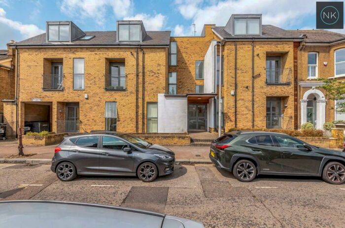 1 Bedroom Flat To Rent In Pemberton Court, Primrose Road, South Woodford, E18