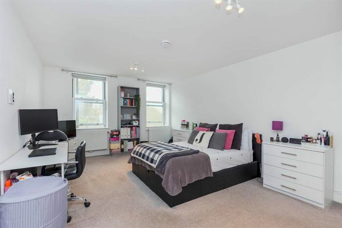 1 Bedroom Flat To Rent In Middleton House, High Street, Horley, RH6