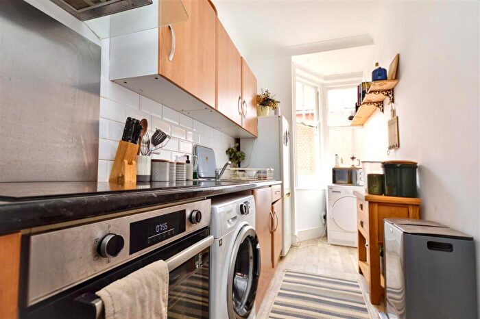2 Bedroom Flat To Rent In Milnthorpe Road, Eastbourne, BN20