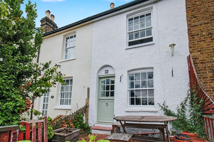 2 Bedroom Cottage To Rent In Ray Cottages, Uttons Avenue, Leigh On Sea, SS9