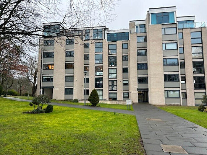 3 Bedroom Apartment To Rent In Lakeview Court, Leeds, West Yorkshire, LS8