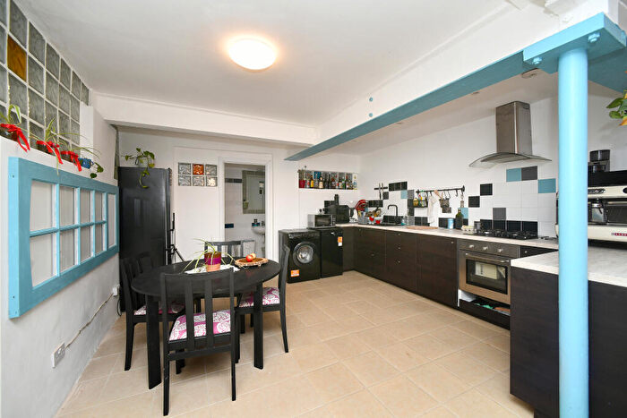 2 Bedroom Flat For Sale In Clarence Square, Brighton, BN1