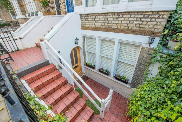 2 Bedroom Flat To Rent In Linden Gardens, Chiswick, London, W4