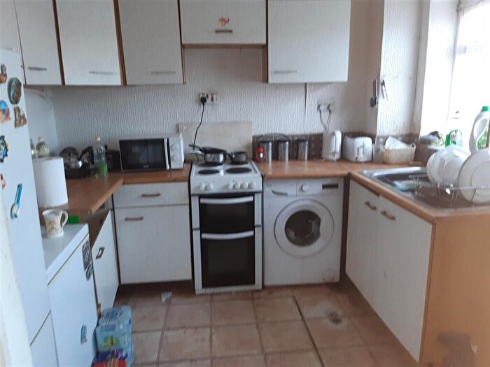 3 Bedroom Semi-Detached House For Sale In Russell Avenue, Harworth, Doncaster, DN11