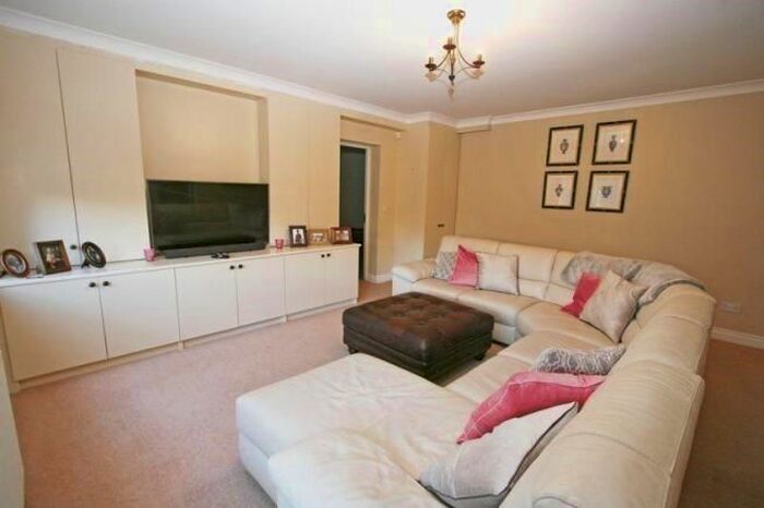 5 Bedroom Detached House To Rent In Parsonage Lane, Farnham Common, SL2
