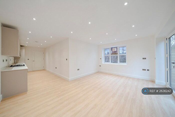 3 Bedroom Flat To Rent In West Hill, South Croydon, CR2