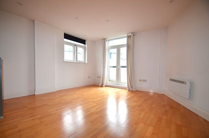 2 Bedroom Flat To Rent In Clarence Street, Staines-Upon-Thames, TW18