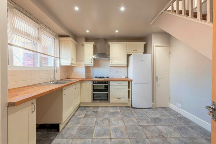 3 Bedroom Flat To Rent In Clancy Court, Trott Street, London, SW11