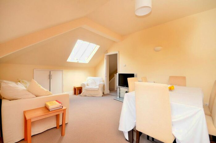 2 Bedroom Flat To Rent In Redcliffe Gardens, Chelsea, London, SW10