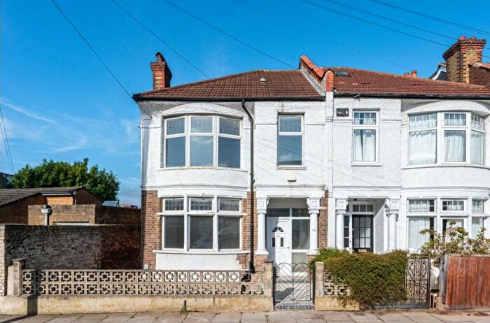 4 Bedroom Semi-Detached House To Rent In Guildersfield Road, Streatham, London, SW16