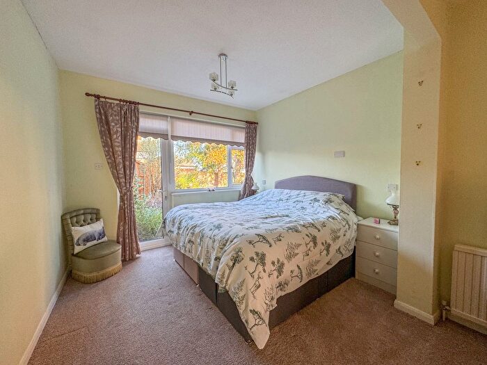 2 Bedroom Semi-Detached House For Sale In Aldermans Hill, Hockley, SS5