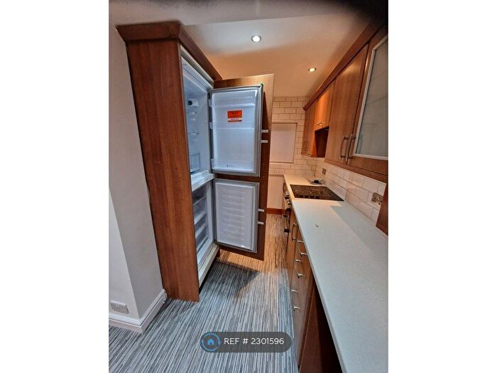 2 Bedroom End Of Terrace House To Rent In Hawthorn Road, Manchester, M40