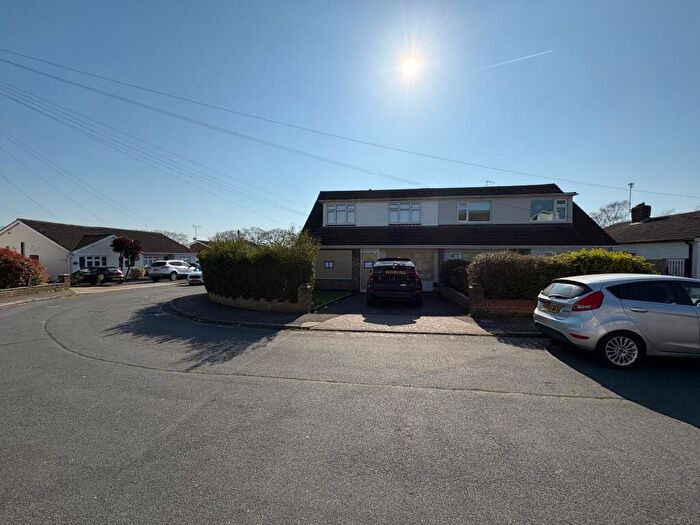 4 Bedroom Chalet For Sale In Swans Green Close, Benfleet, Essex, SS7