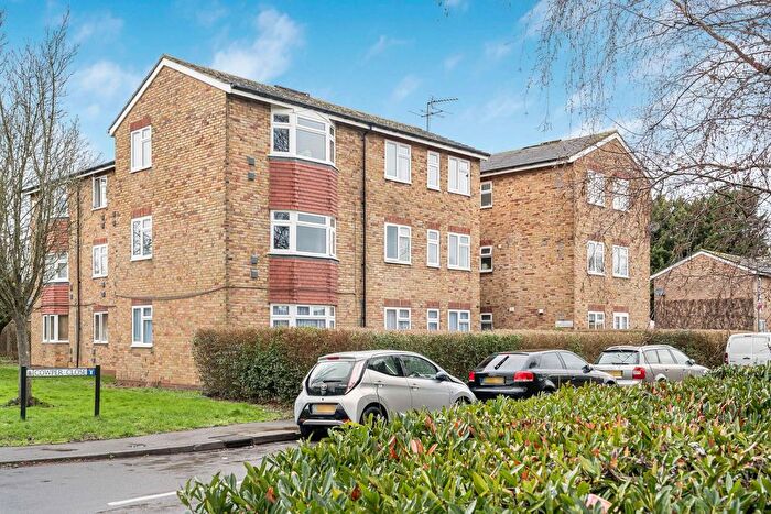 3 Bedroom Flat For Sale In Cowper Close, Chertsey, Surrey, KT16