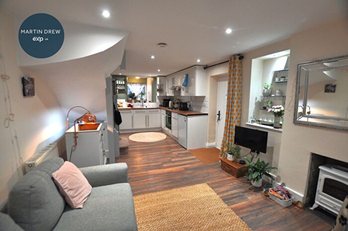 2 Bedroom Cottage For Sale In Manor Road, Brackley, NN13