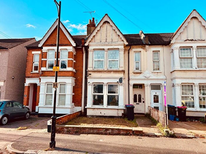 2 Bedroom Flat To Rent In Bellevue Road, Southend-On-Sea, Essex, SS2