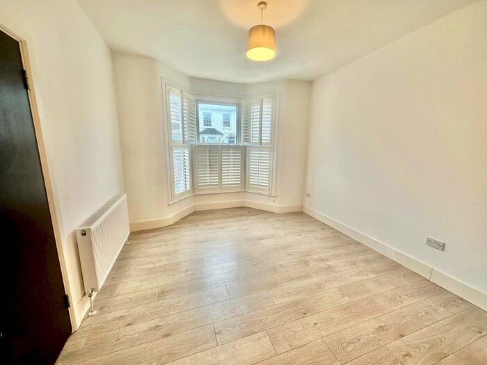 Studio To Rent In Glenfarg Road, London, SE6