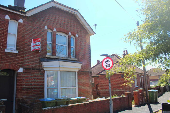 4 Bedroom End Of Terrace House To Rent In Milton Road, Polygon, SO15