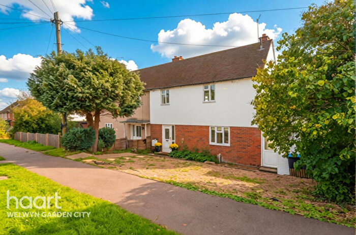 3 Bedroom Semi-Detached House For Sale In Wilga Road, Welwyn, AL6