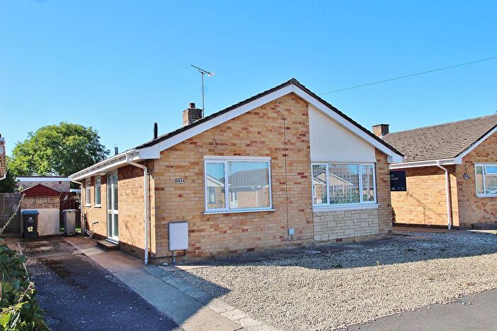 2 Bedroom Detached Bungalow For Sale In Manor Road, Ducklington, OX29