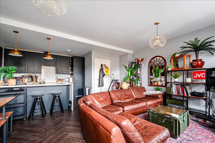 2 Bedroom Duplex For Sale In Chatsworth Road, Lower Clapton, E5