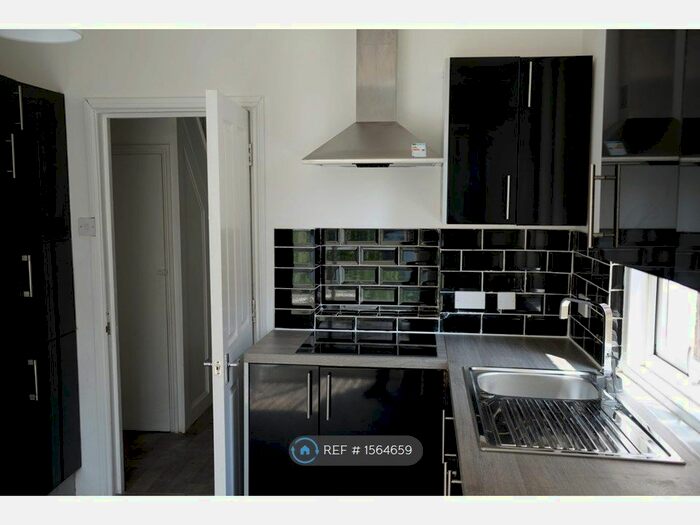 5 Bedroom Semi-Detached House To Rent In Sandhurst Road, Southampton, SO15