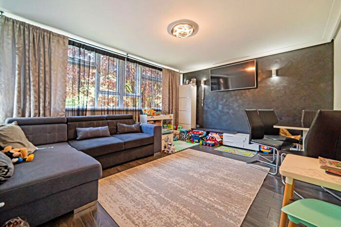 3 Bedroom Maisonette For Sale In Viaduct Court, Lower Cwm, NP4